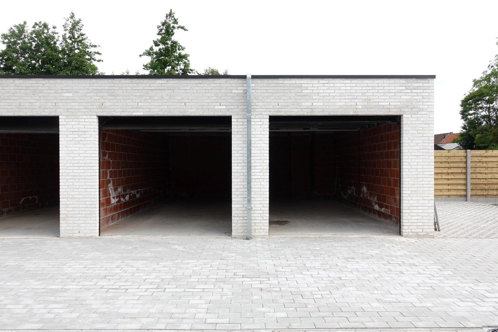 Residentie Chapeau: Ruime garagebox met automatische poort foto {{pictureIndex}}