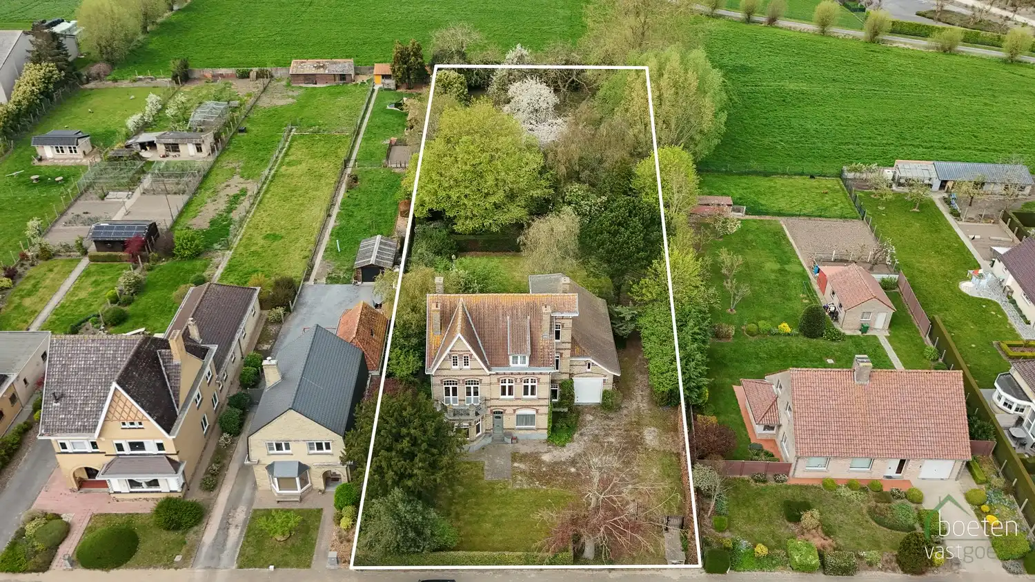 ALVERINGEM: Karaktervolle herenwoning uit het interbellum (jaren 30) met authentieke geveldetails en een warm landelijk interieur op 3.253 m² totale grondopp. foto 29