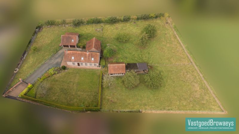 Hoofdfoto van de publicatie: Uniek gelegen landhuis te koop omringd door een oase van groen