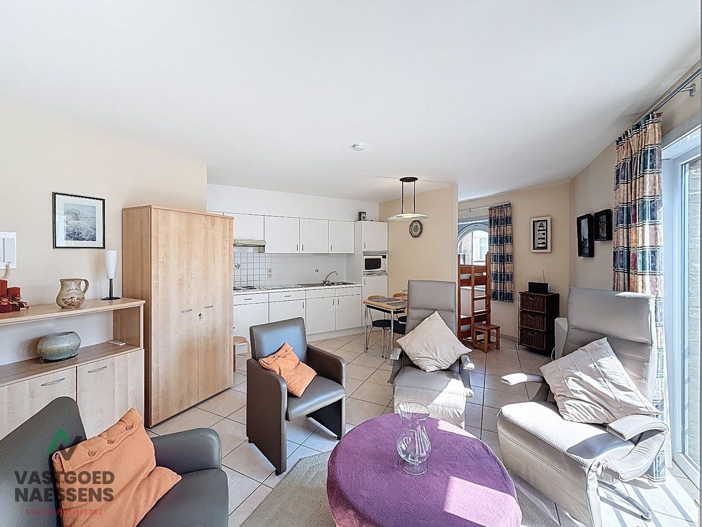 GEMEUBELDE STUDIO MET ZIJDELINGS ZEEZICHT foto 2