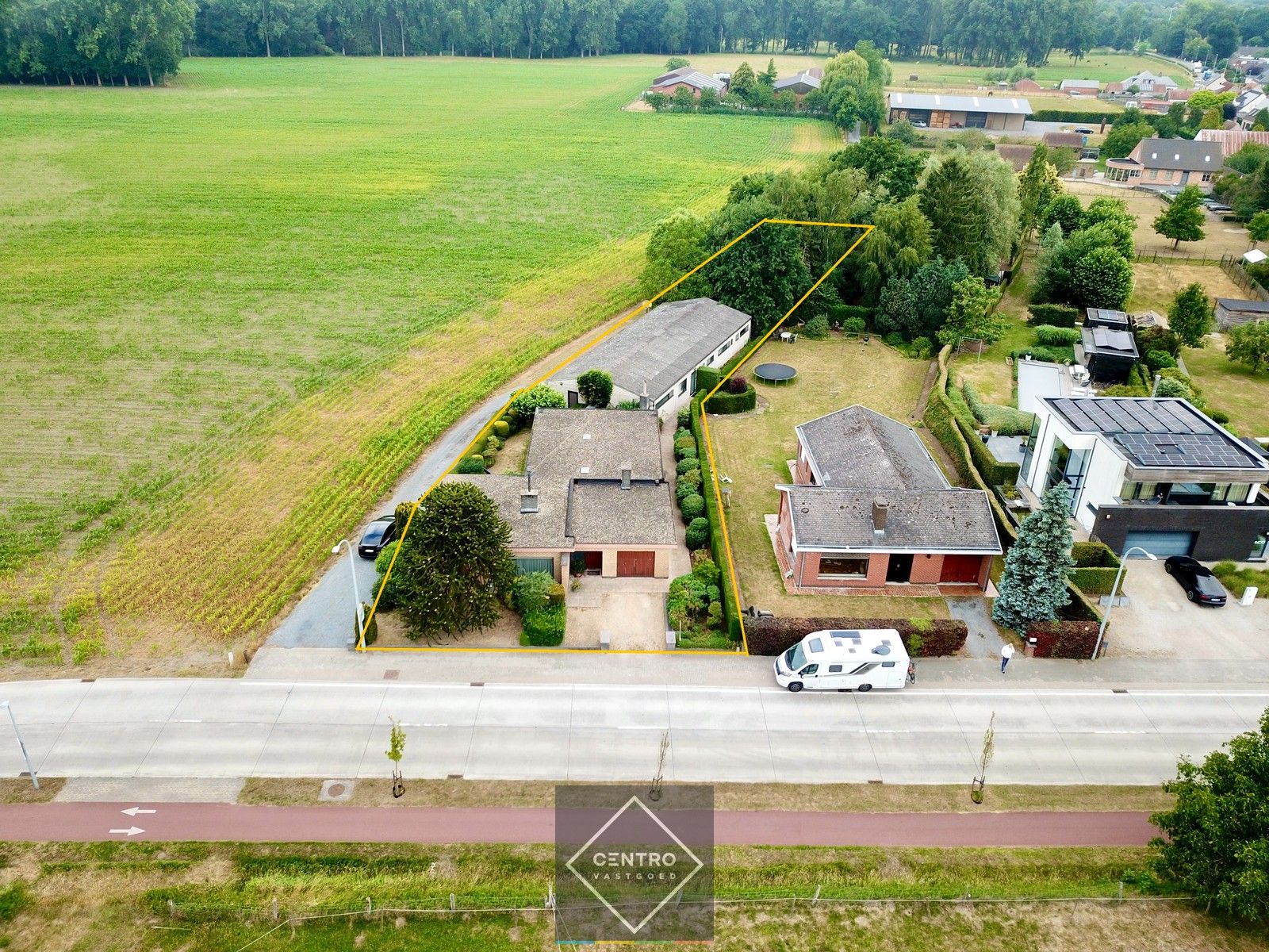 Verwarmd en geïsoleerd MAGAZIJN (250m²) met een te renoveren BUNGALOW (5 slpkms en garage) op AAA-locatie (op 1 km van afrit E40)! foto 12