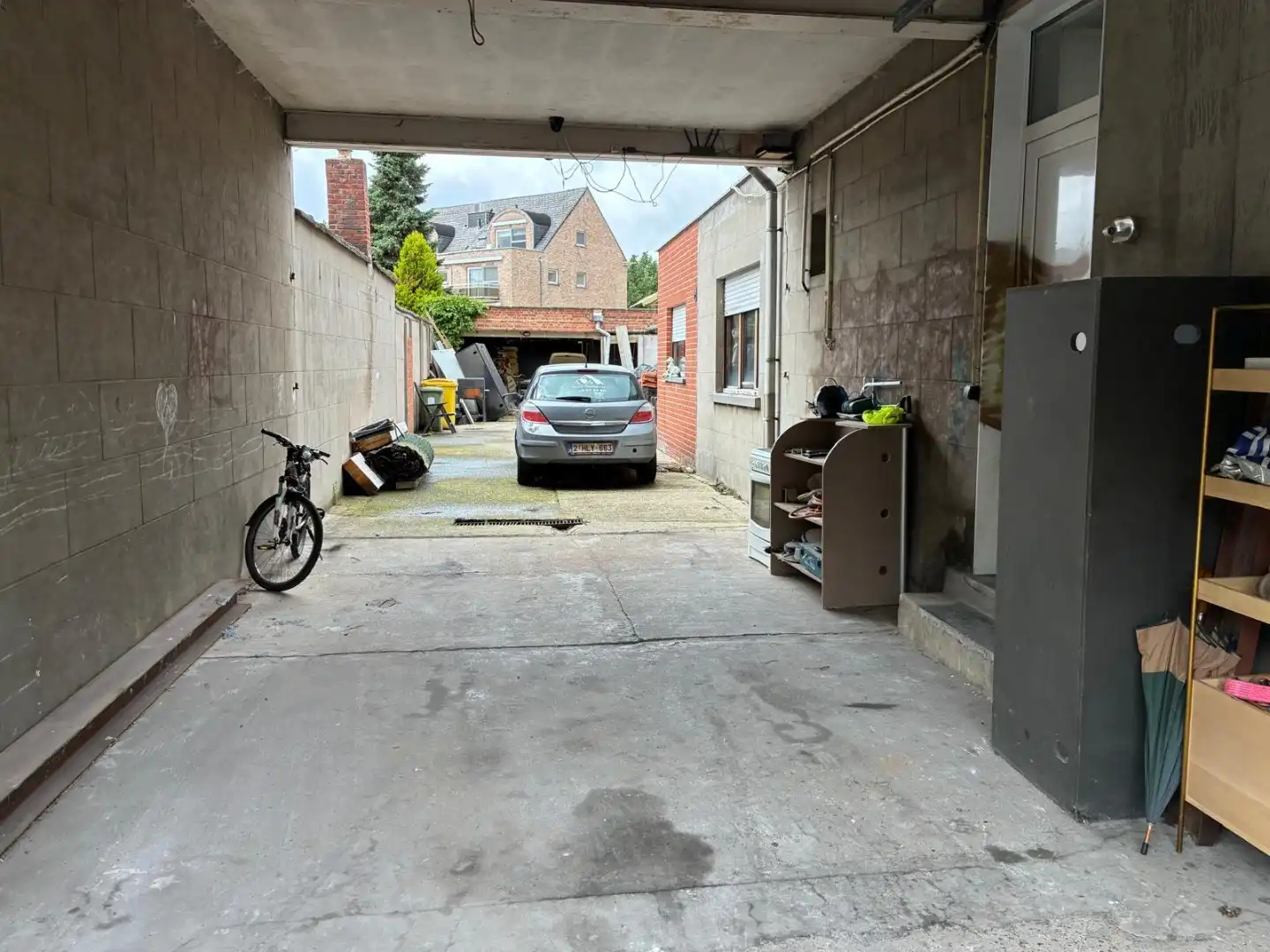 Te renoveren woning met magazijn en inrijpoort foto 3