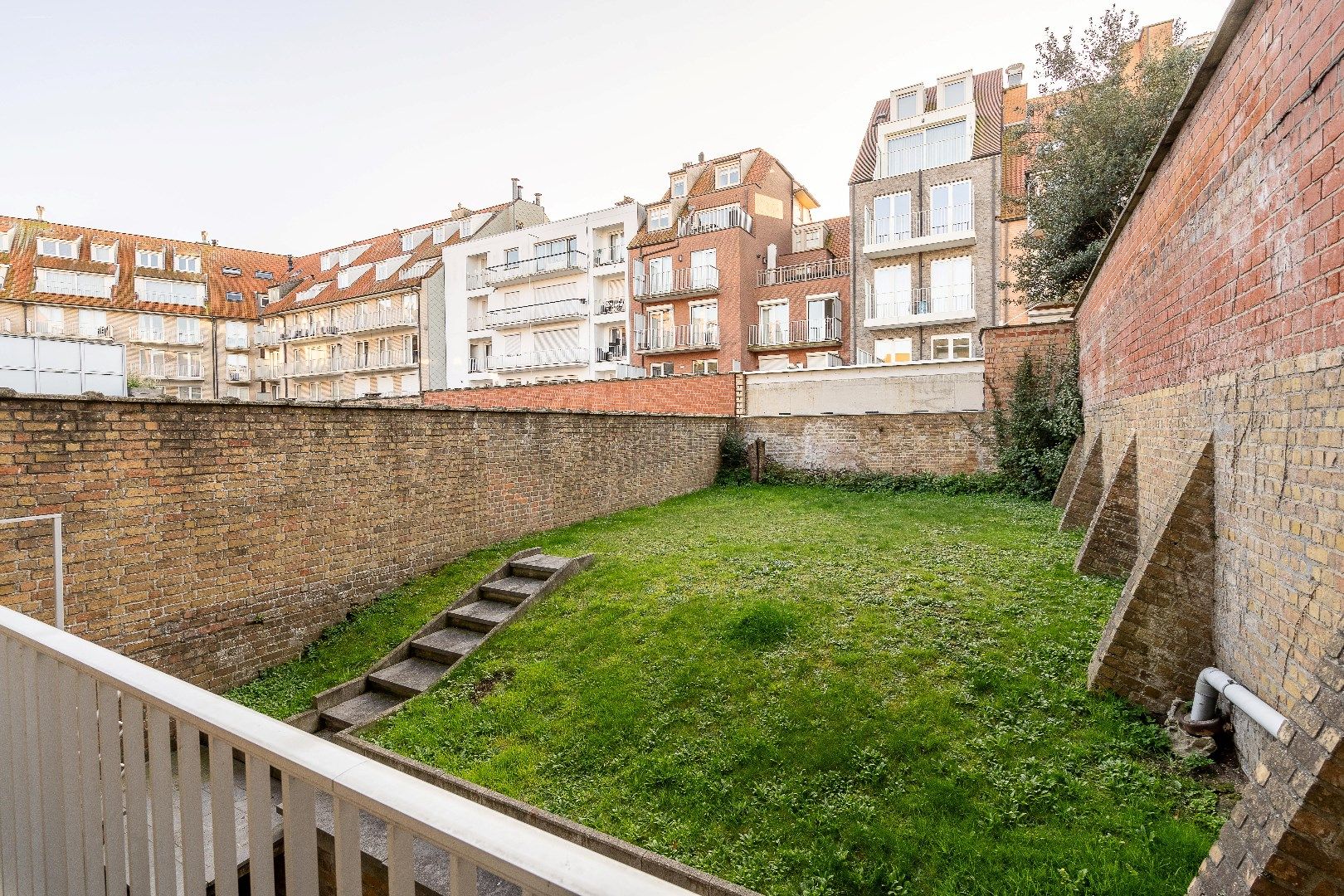 Te renoveren appartement gelegen in een kleinschalige residentie in een zijstraat van de Dumortierlaan. foto 20