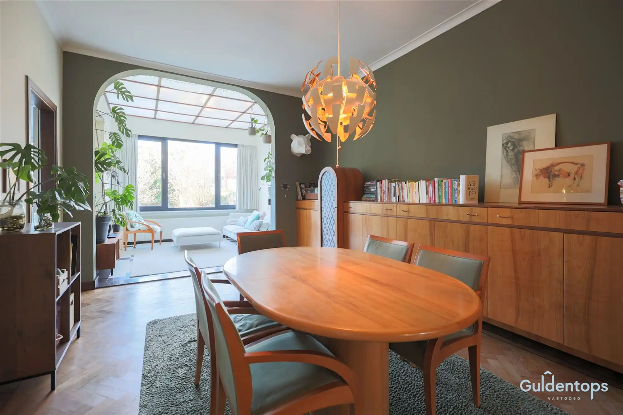 Knappe goed gelegen architectenwoning met mooie tuin foto 6