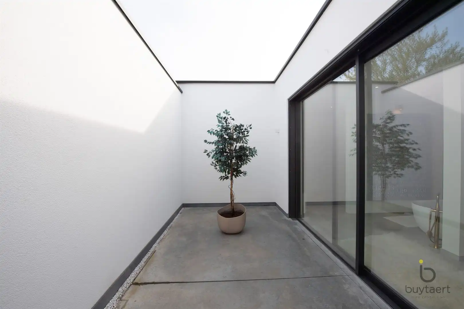 Knappe GELIJKVLOERSE villa + bijgebouw te Halle! foto 36