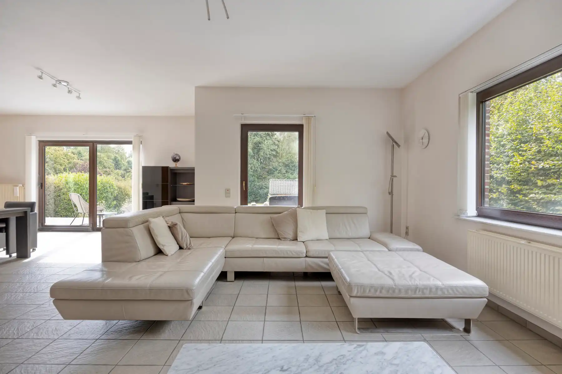 Goed gelegen villa met 6 slaapkamers en grote tuin foto 7