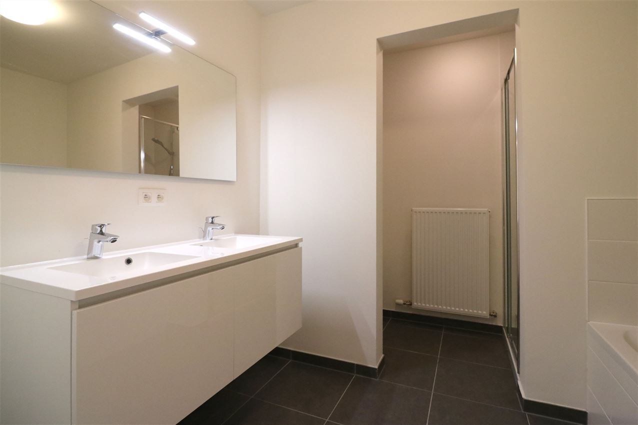 Gelijkvloers app., twee slpk, terras, rustige ligging foto 14