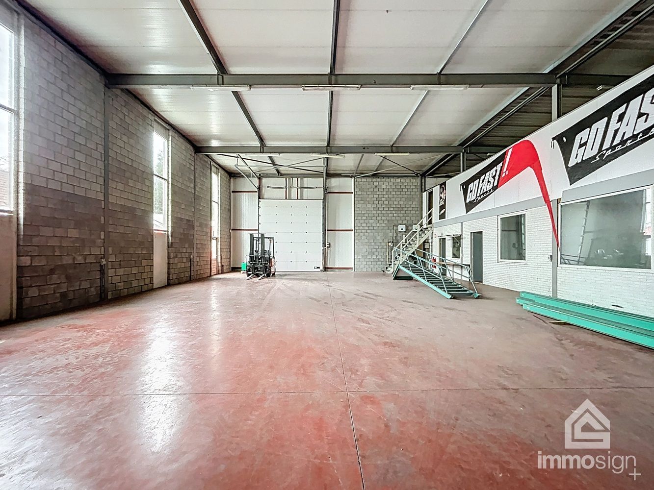 Bedrijfshal, kantoren en twee woonunits. Werken en wonen combineren op één strategische locatie! foto 9
