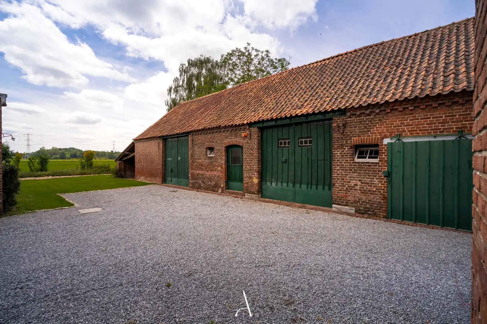 Karaktervolle hoeve-eigendom met drie afzonderlijke gebouwen op ca. 2.323 m² in landelijke omgeving van Kinrooi foto 3