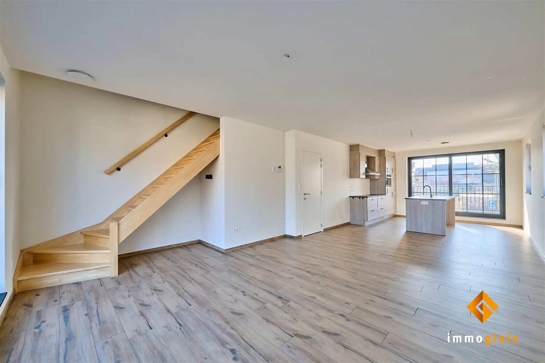 Ruim duplexappartement met 2 slaapkamers, groot terras, kelderberging en carport. foto 4