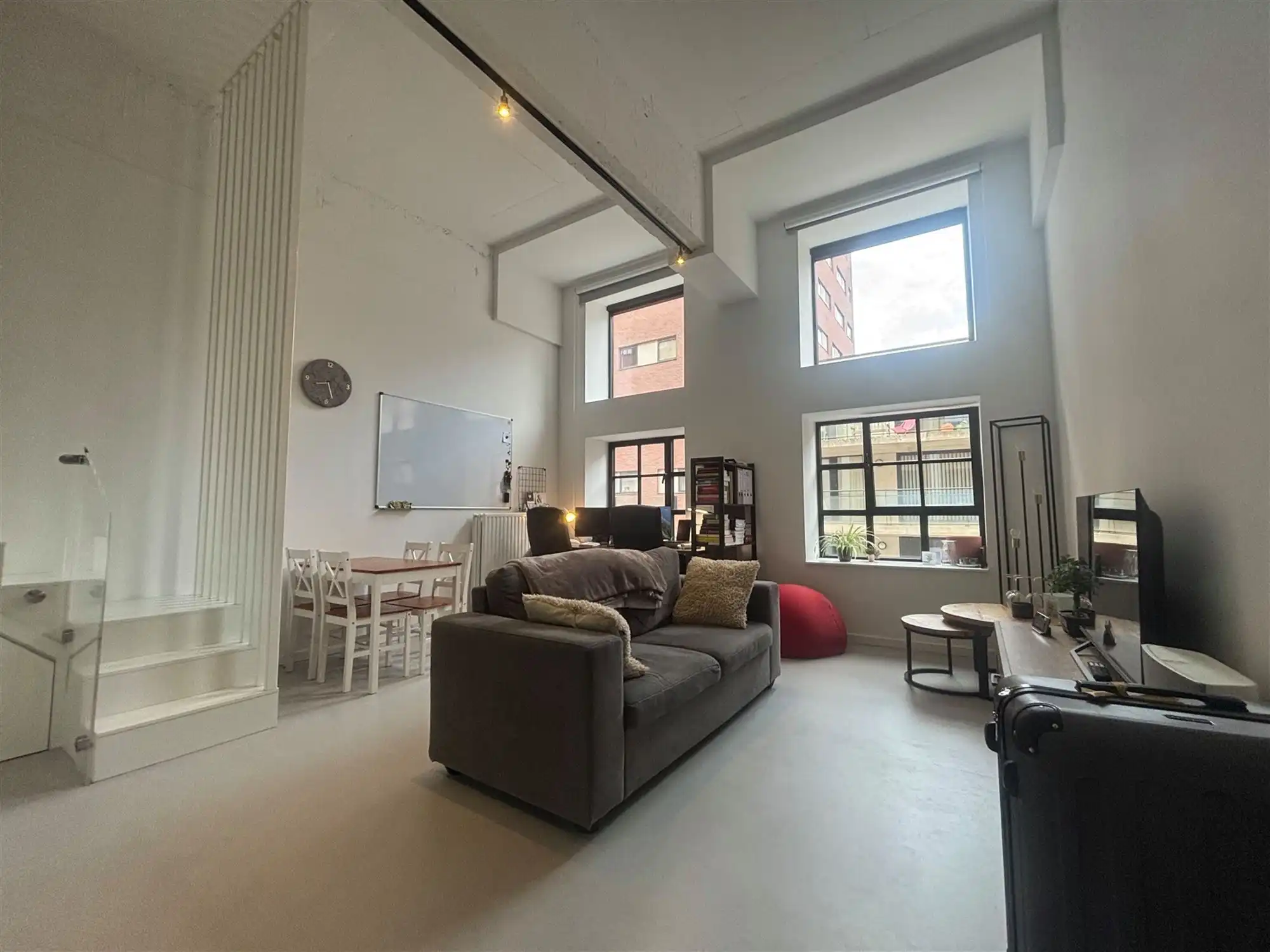 Stijlvolle en ruime studio aan de Vaartkom foto {{pictureIndex}}