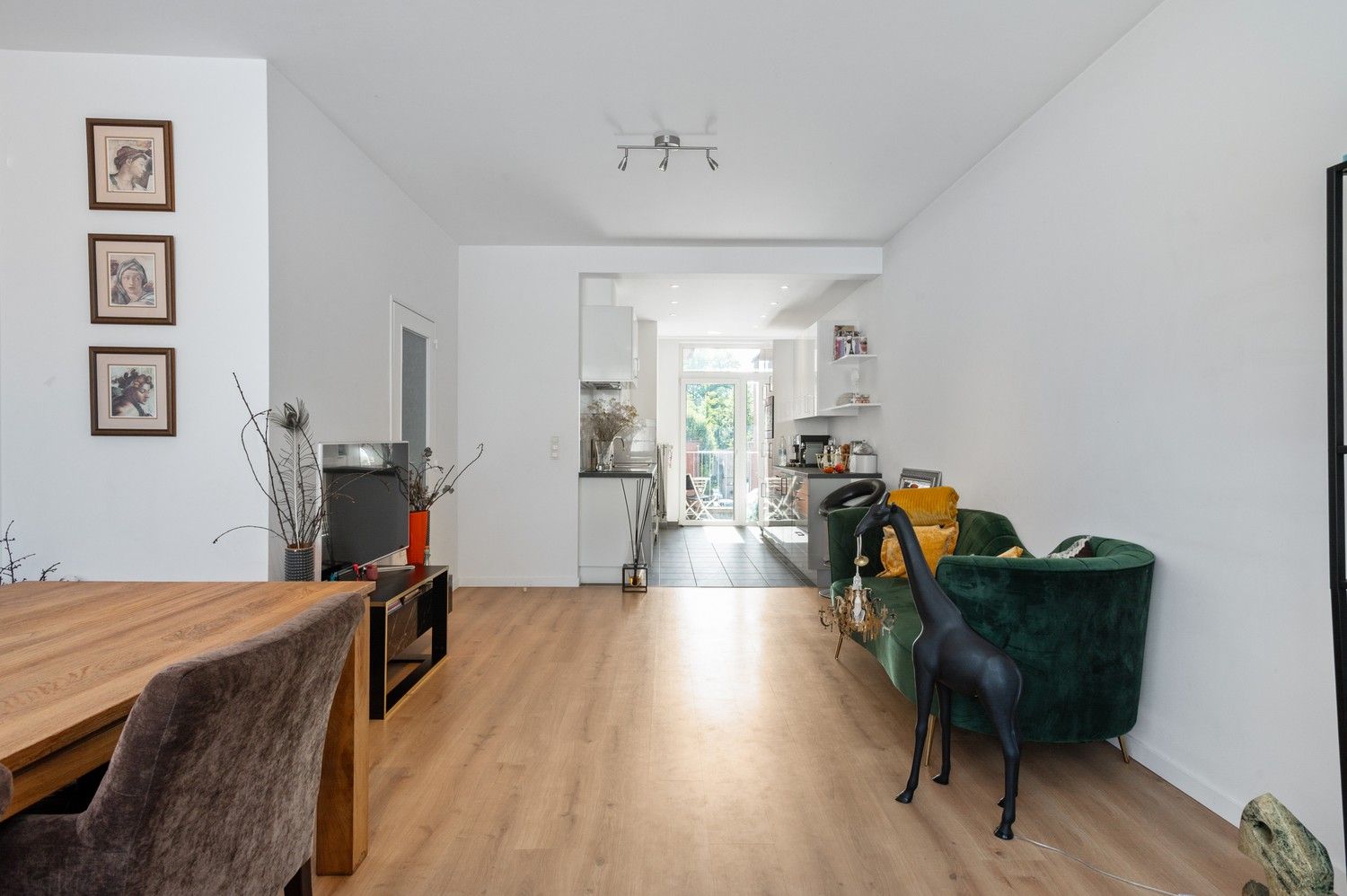 Instapklaar 2 SLPK appartement met een terras te Wijnegem! foto 6
