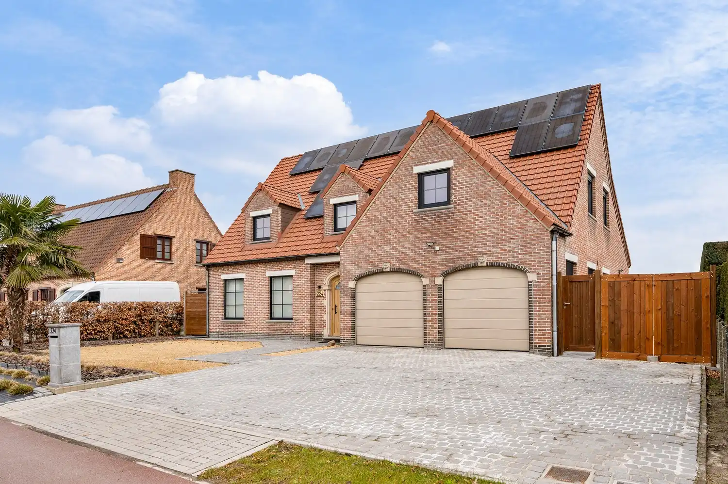 Instapklare open bebouwing op een perceel van 635 m². foto {{pictureIndex}}