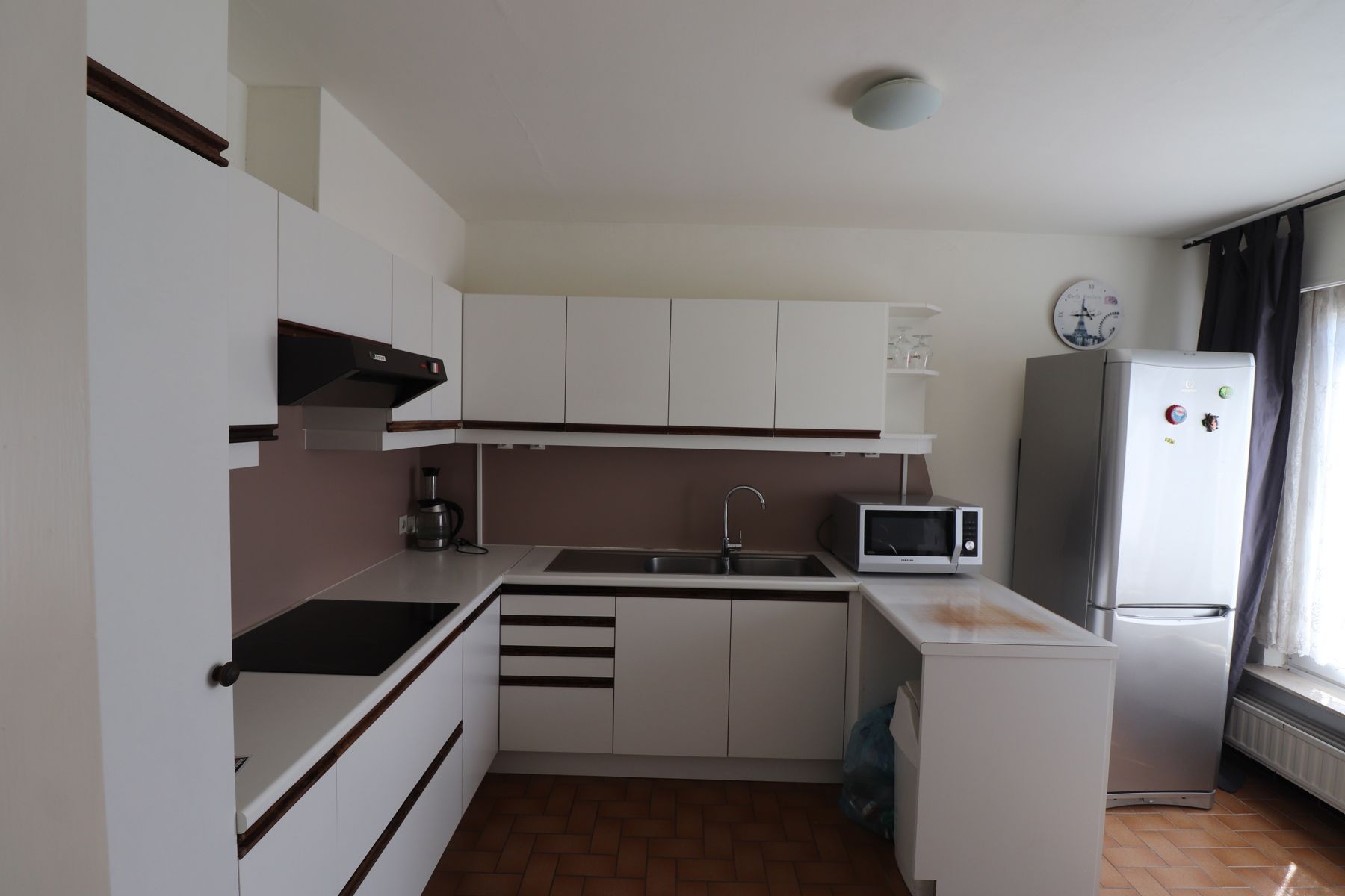 Een appartement op de 1ste verdieping met 2 slaapkamers, garage en tuin.  foto 4