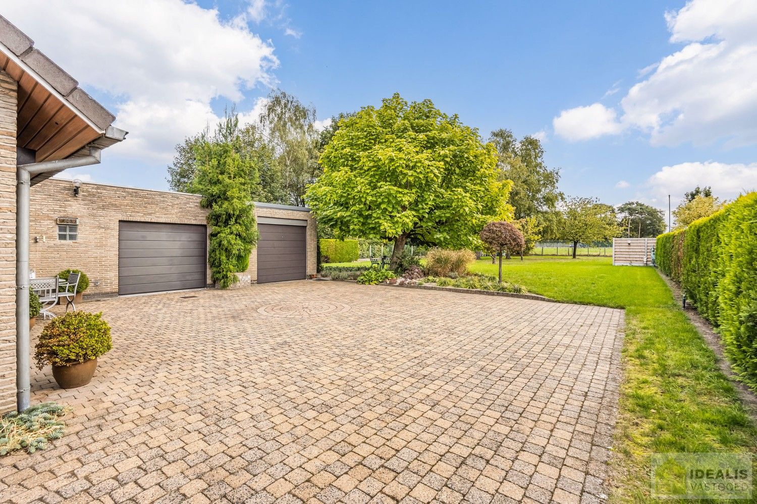 IDEALIS VASTGOED – PERFECT ONDERHOUDEN, INSTAPKLARE WONING +- 175M², MET MAAR LIEFST 4 SLAAPKAMERS, HEERLIJK LICHTRIJKE WOONKAMER EN DUBBELE GARAGE OP EEN PRACHTIG GROEN EN RUIM PERCEEL VAN 18A 43CA. foto 26