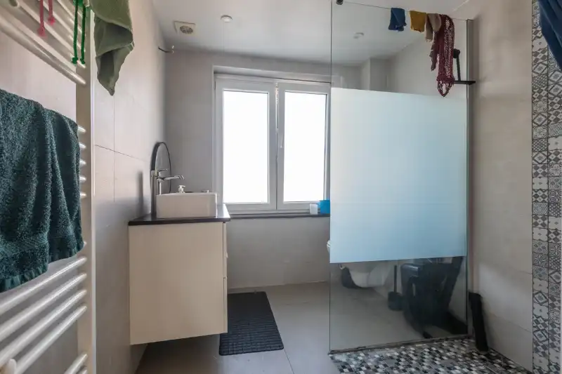 Rustig gelegen woning met 4 slaapkamers, terras en tuin (Energielabel C, centrale verwarming, elektriciteit goedgekeurd...). foto 8