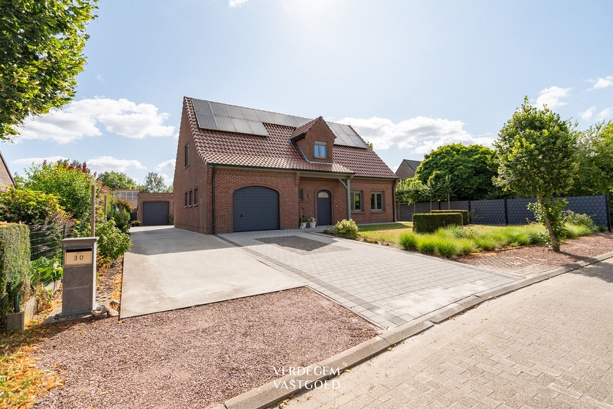 Hoofdfoto van de publicatie: Prachtige villawoning in landelijke stijl met 3 slaapkamers, 3 garages en geniettuin