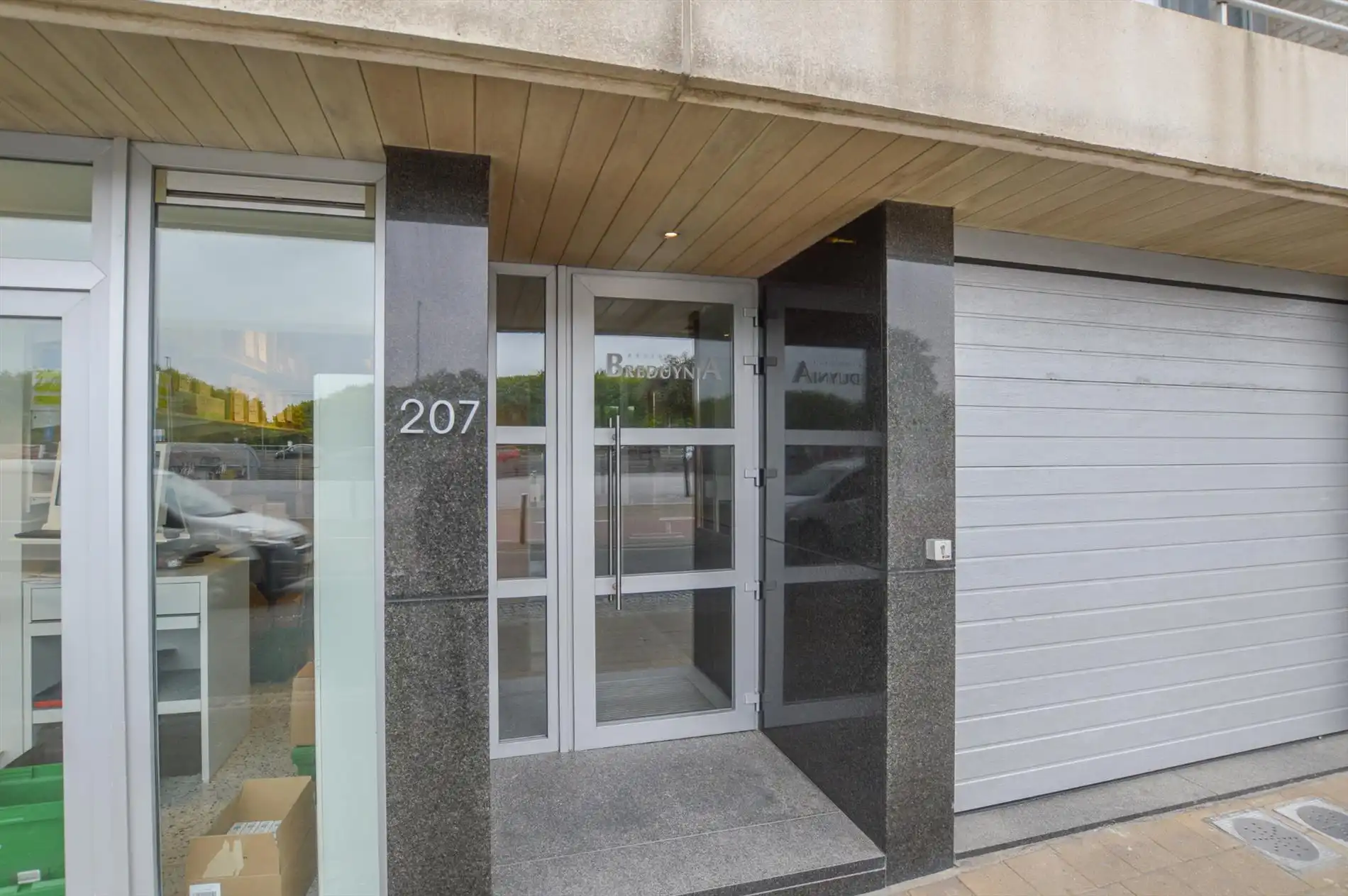 Goed gelegen handelsruimte/winkelruimte in het toeristisch centrum van Bredene aan zee foto 9