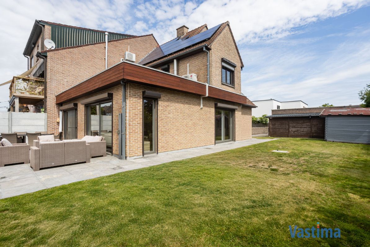 Halfopen bebouwing met zonnige tuin in doodlopende straat foto 28