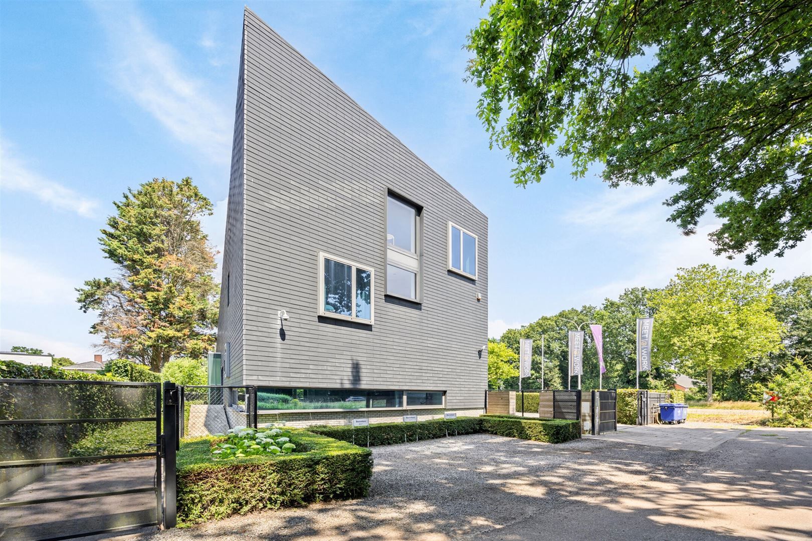 TE KOOP: multifunctioneel commercieel gebouw met duplex-appartement! foto 2