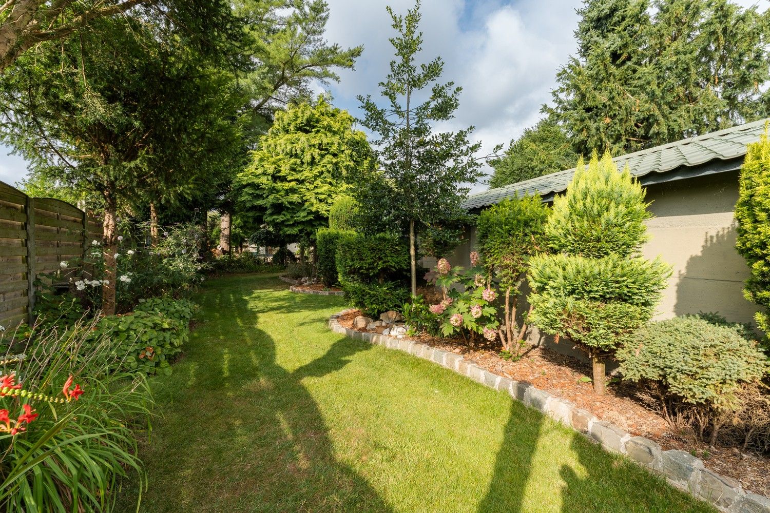 Instapklare gezinswoning met veranda en prachtige tuin foto 31