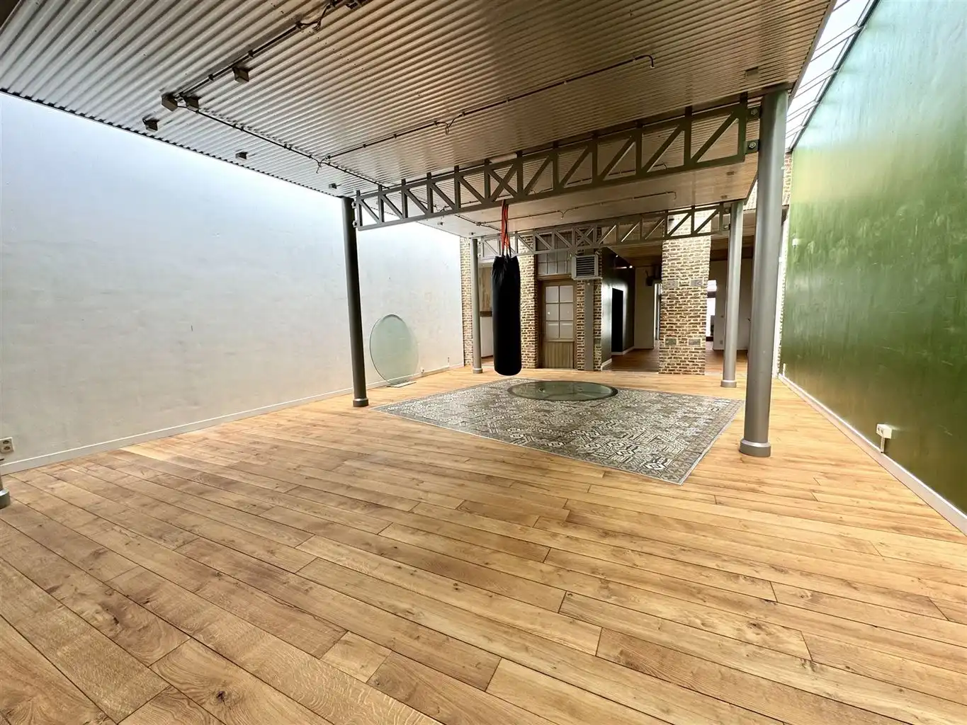 Karaktervolle handelsruimte met diverse mogelijkheden in hartje Maaseik  foto {{pictureIndex}}