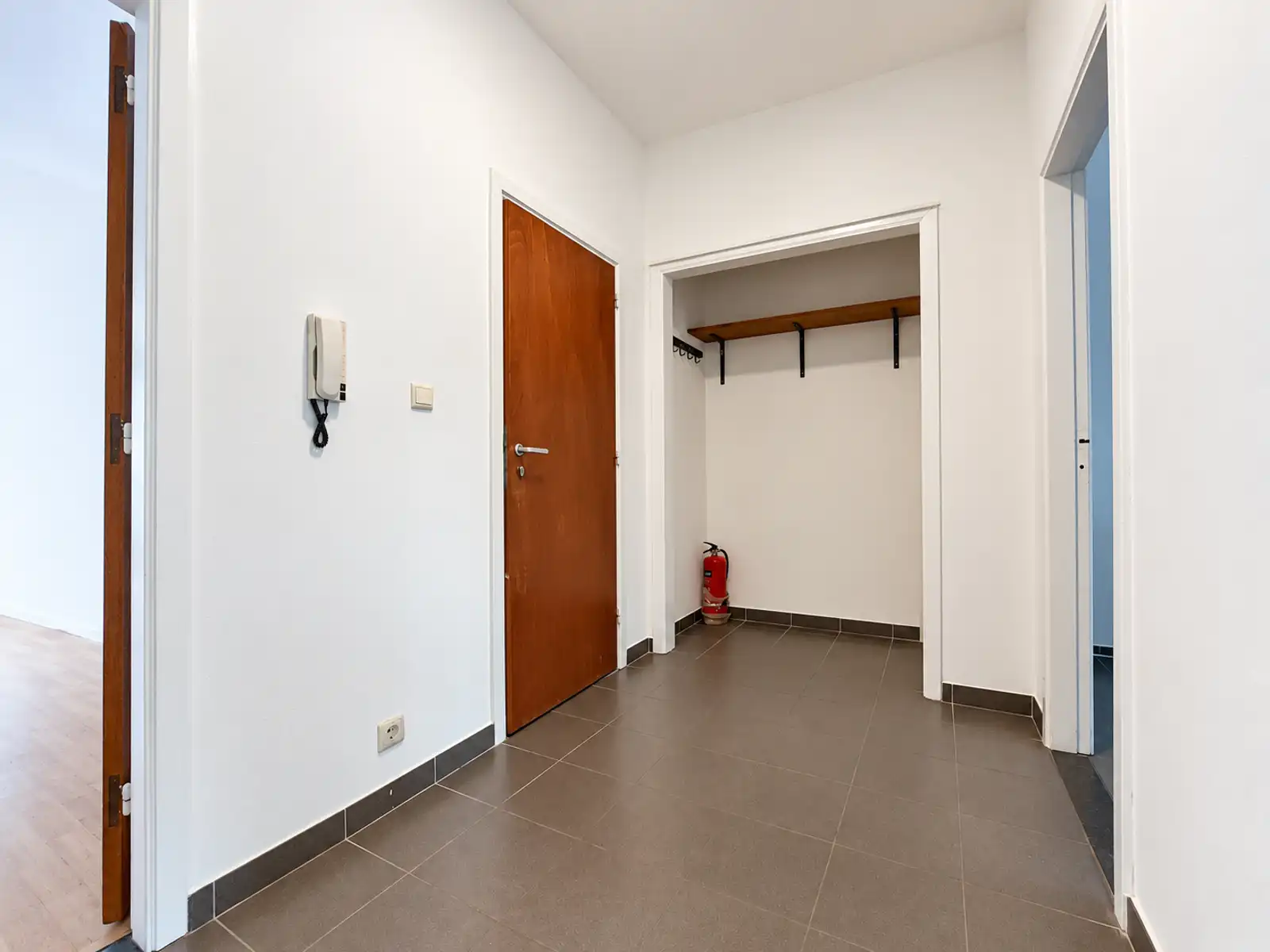 Licht 2 slaapkamer appartement met terras tegenover park! foto 4