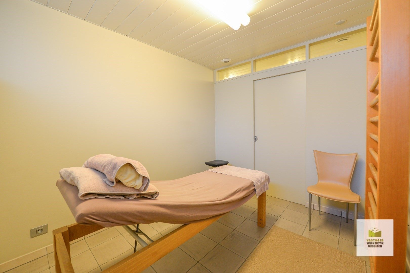 Praktijkruimte met appartement op centrale ligging te Zwevezele foto 3