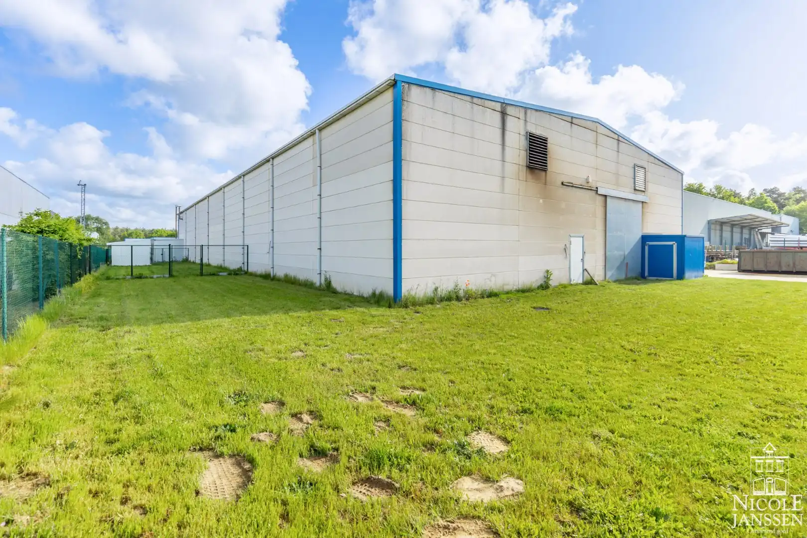 Bedrijfshal met kantoorruimte gelegen op de KMO-zone Kleine Heide. foto 9