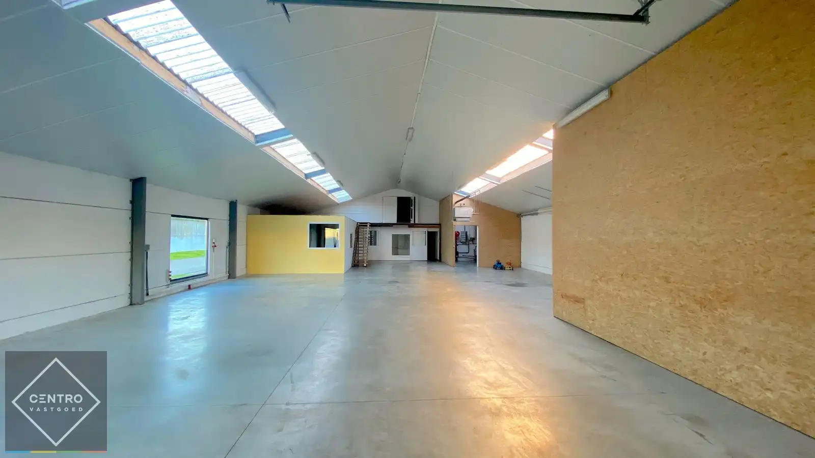 Instapklaar BEDRIJFSGEBOUW bestaande uit een MAGAZIJN (350m2) met geïntegreerde WONING (140m2) op ambachtelijke zone "De Leiteweg" te Oostkamp (Ruddervoorde). foto 2