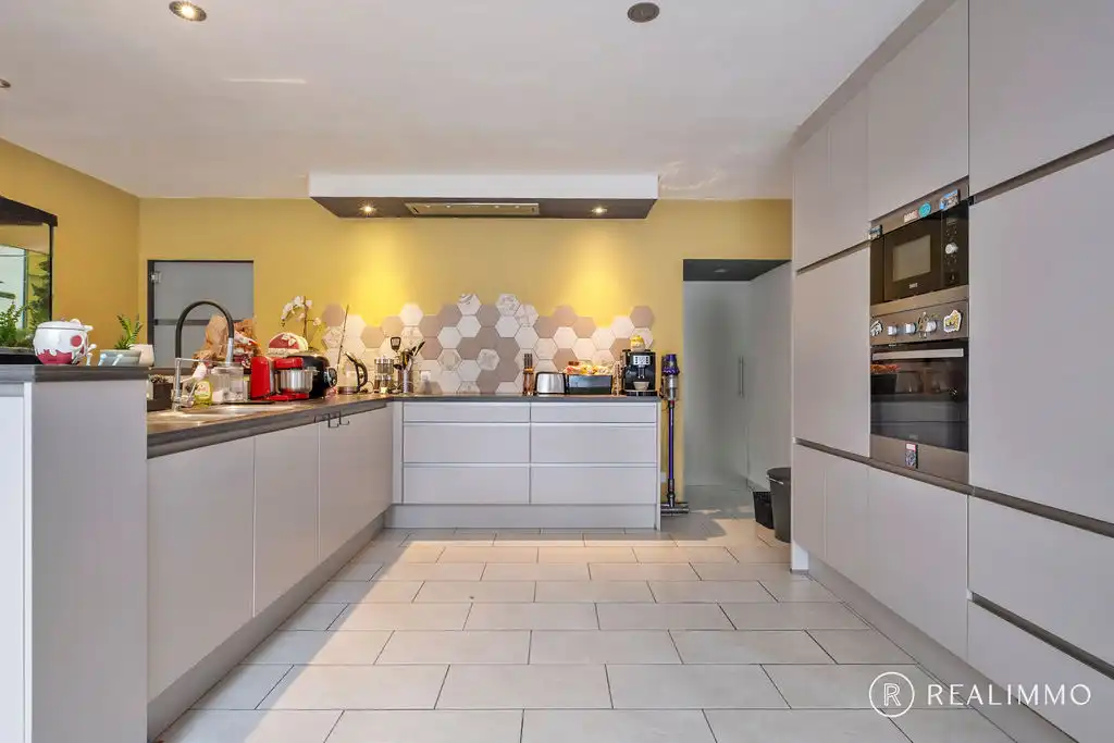 Gerenoveerde en energiezuinige gezinswoning in Aalbeke foto 4