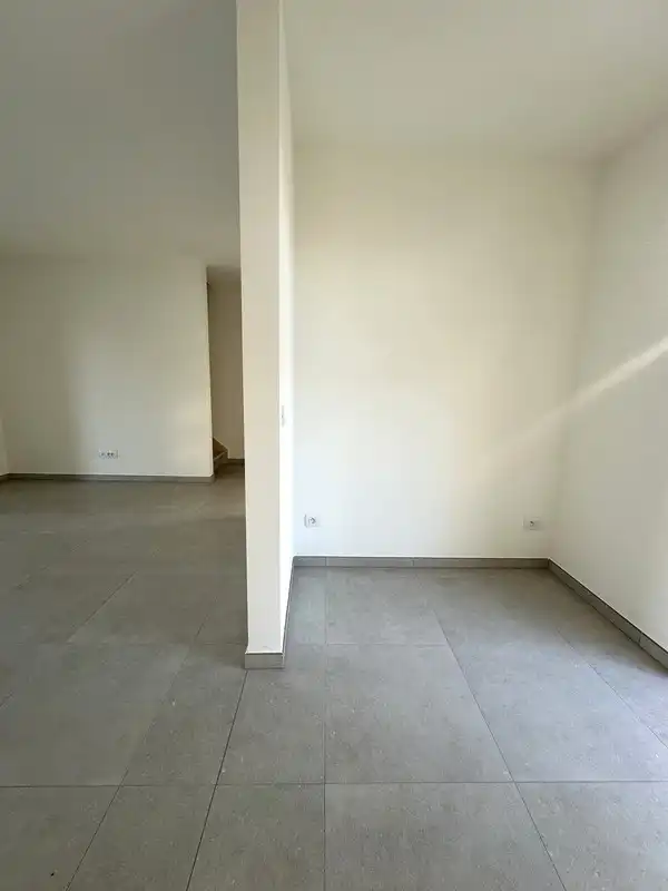 Volledig afgewerkte halfopen nieuwbouwwoning foto 7