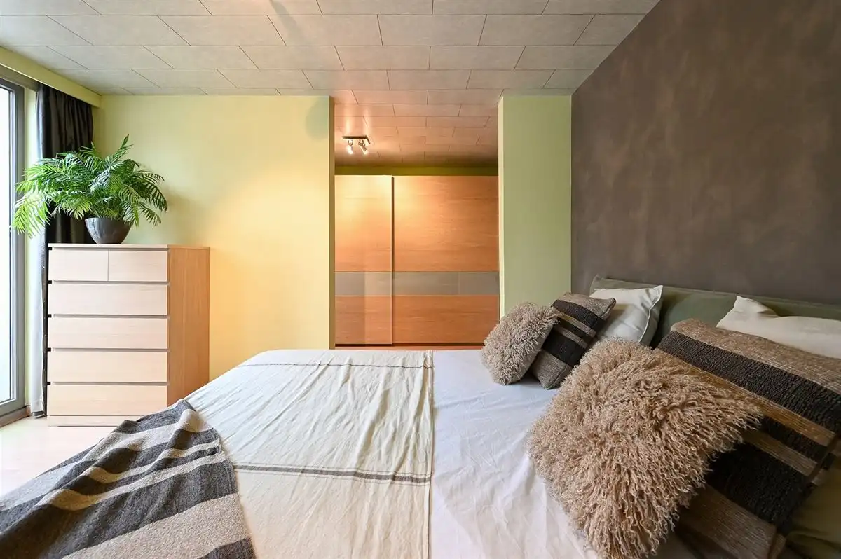 Mooie en gerenoveerde woning in populaire straat te Borgerhout foto 16
