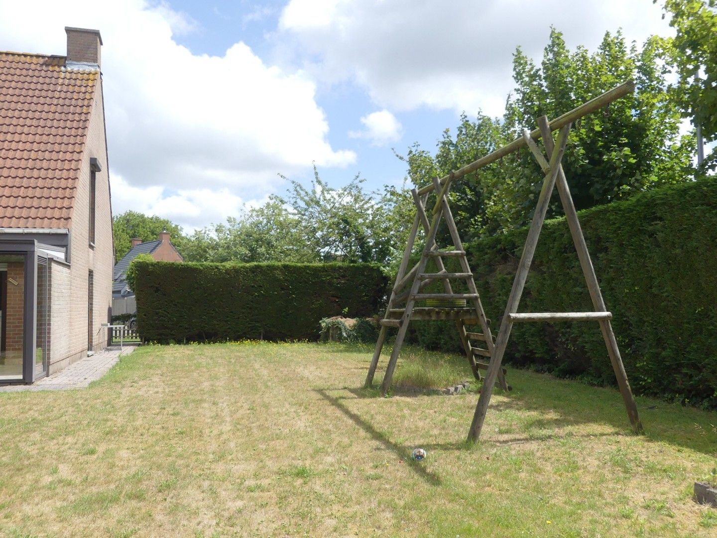 Alleenstaande woning met tuin en 2 garages foto 16