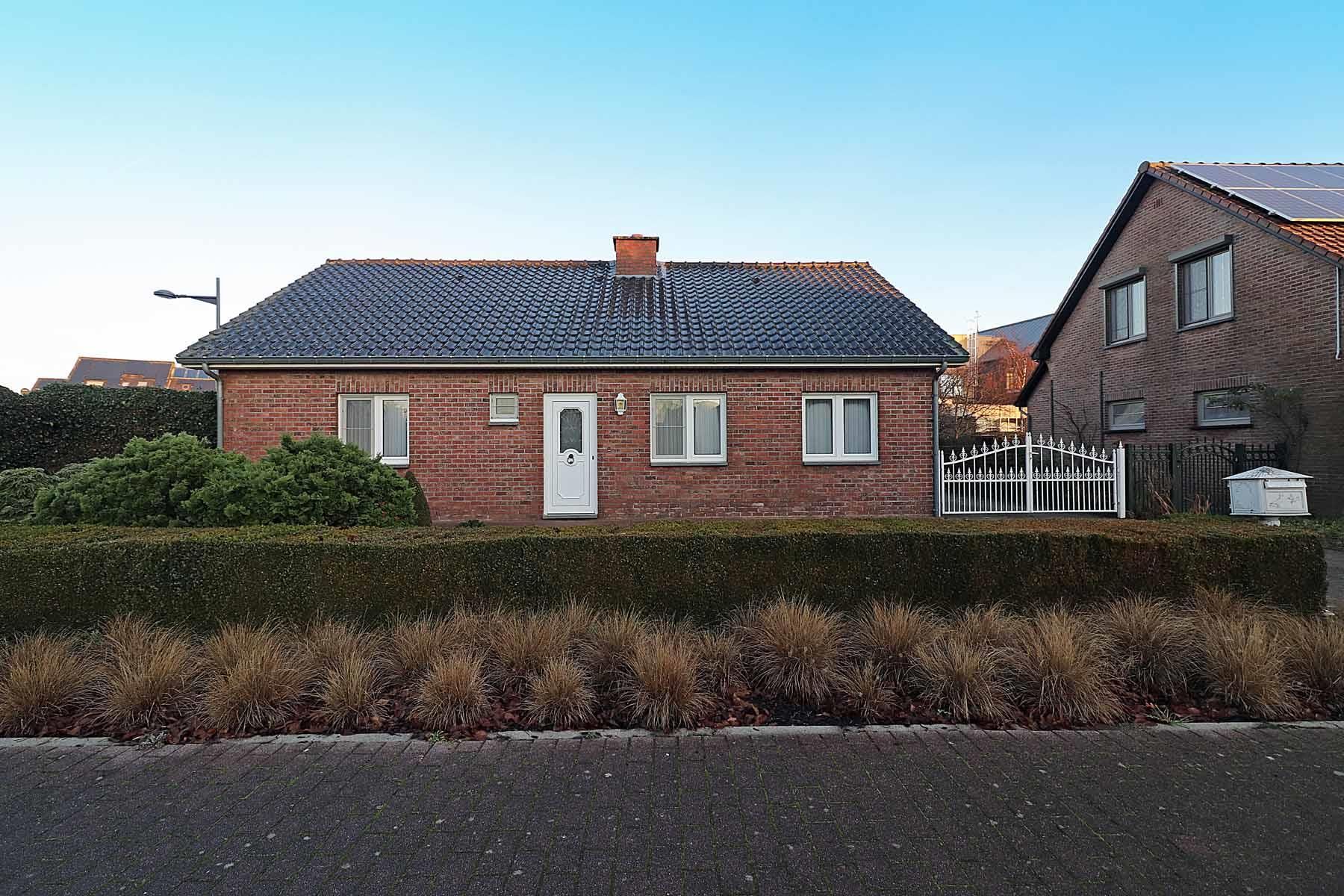 Ruime woning met 4 slpk. en garage in centrum Molenbeersel.  foto {{pictureIndex}}