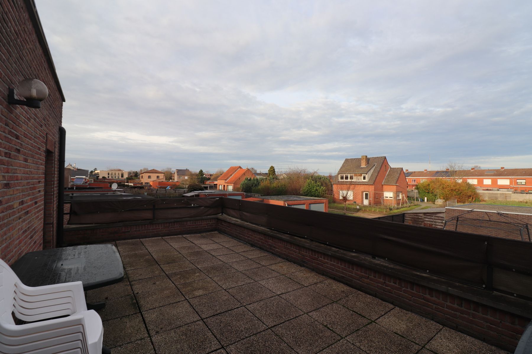 Een recent appartement op de eerste verdieping met ruim terras en garageplaats. foto 14