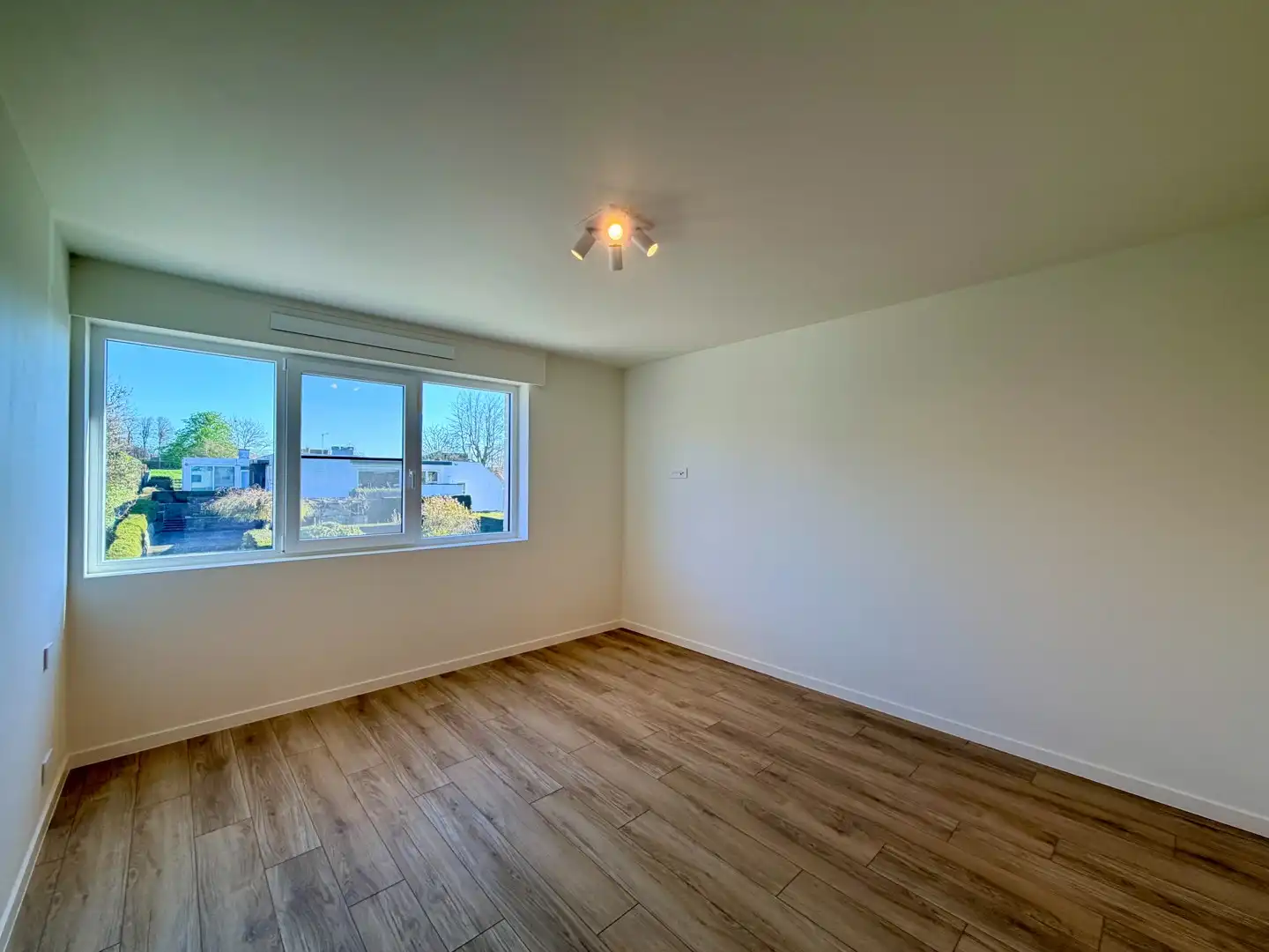 Halfopen nieuwbouwwoning op ruim perceel te centrum Tielt! foto 11