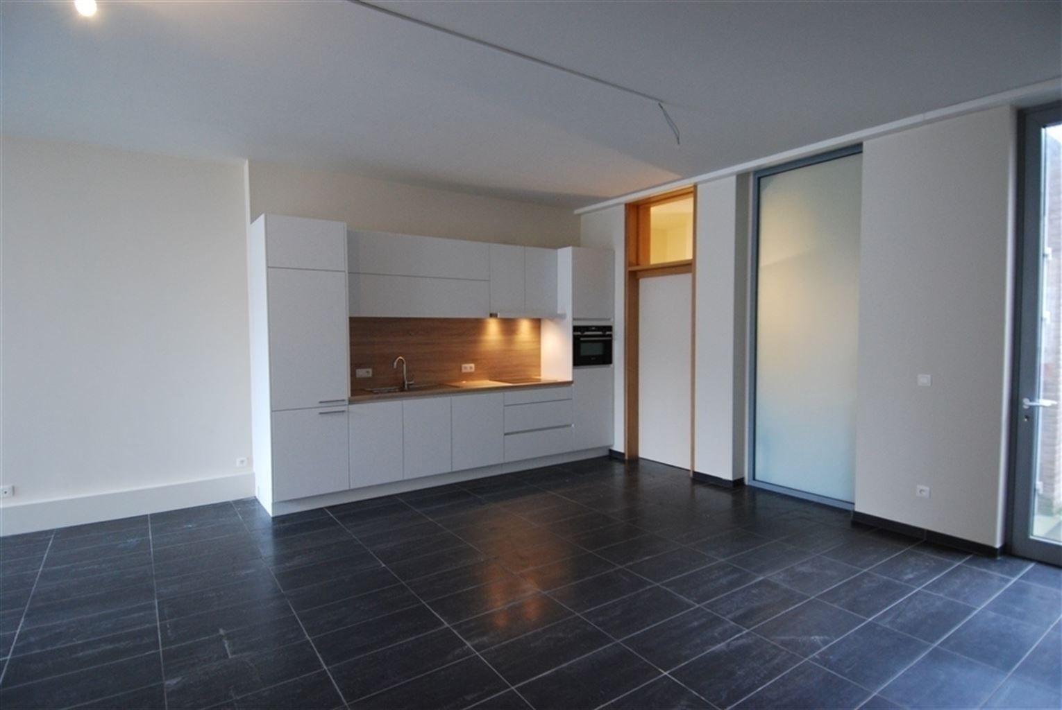 Gelijkvloers appartement met 2 slaapkamers en binnenkoer, gelegen in het centrum van Maaseik, vlak aan de markt. foto 2