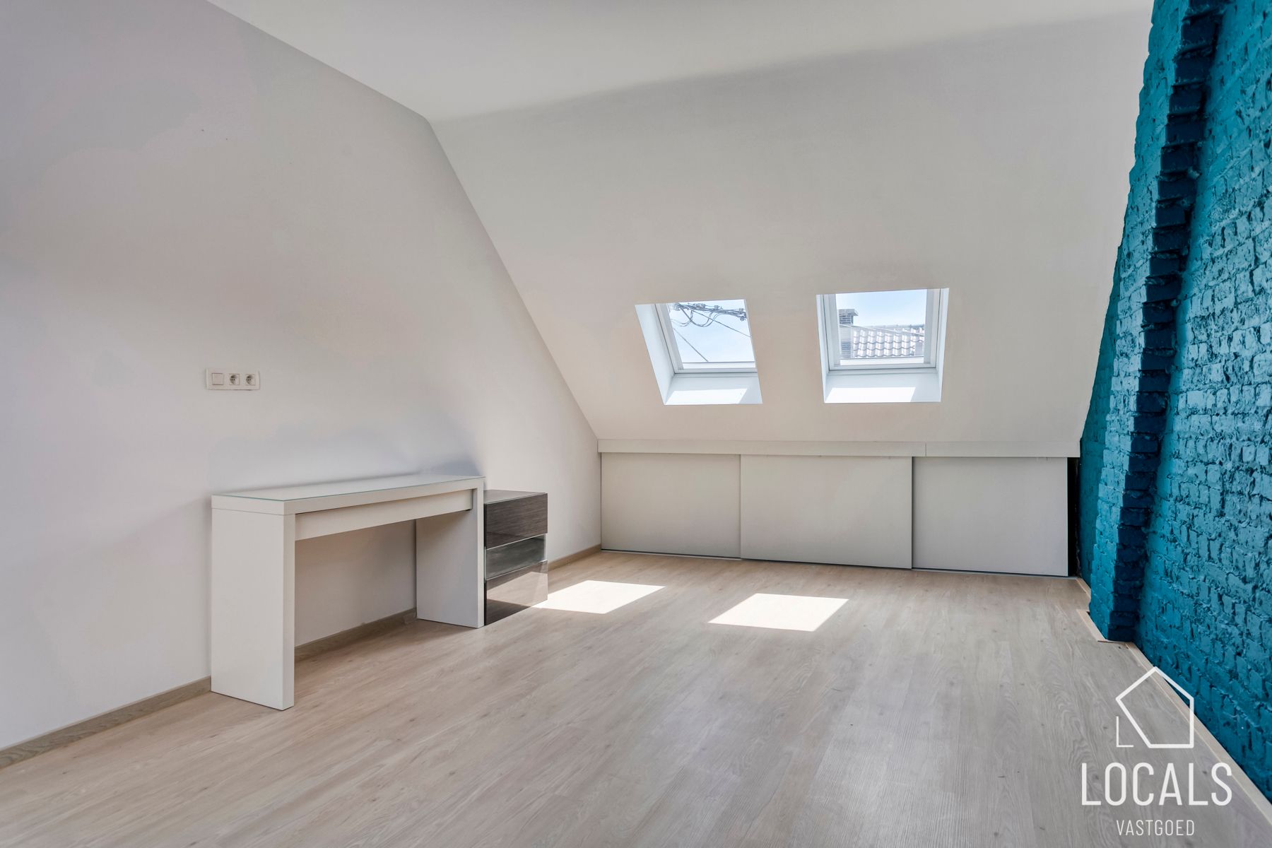 Mooie gerenoveerde woning met ruime garage in hartje Okegem foto 12