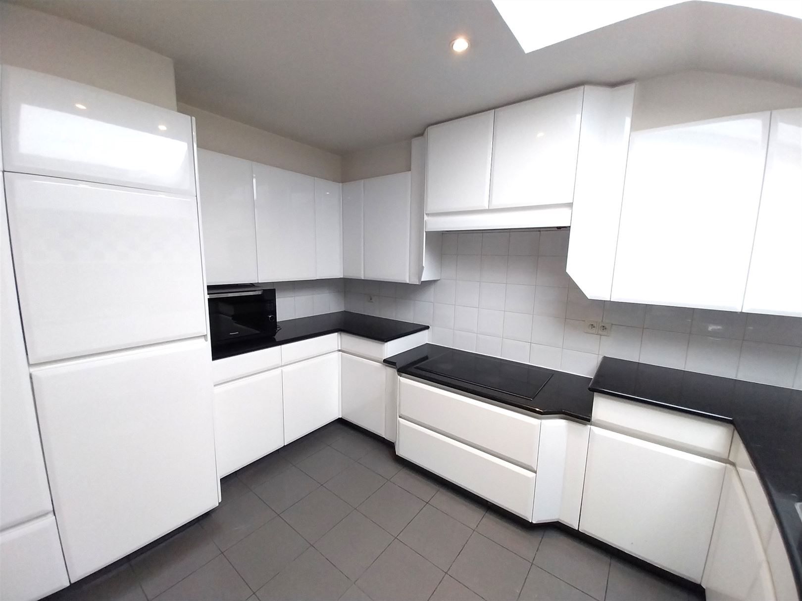 TE HUUR: Ruim appartement met 3 slaapkamers te Genk! foto 11
