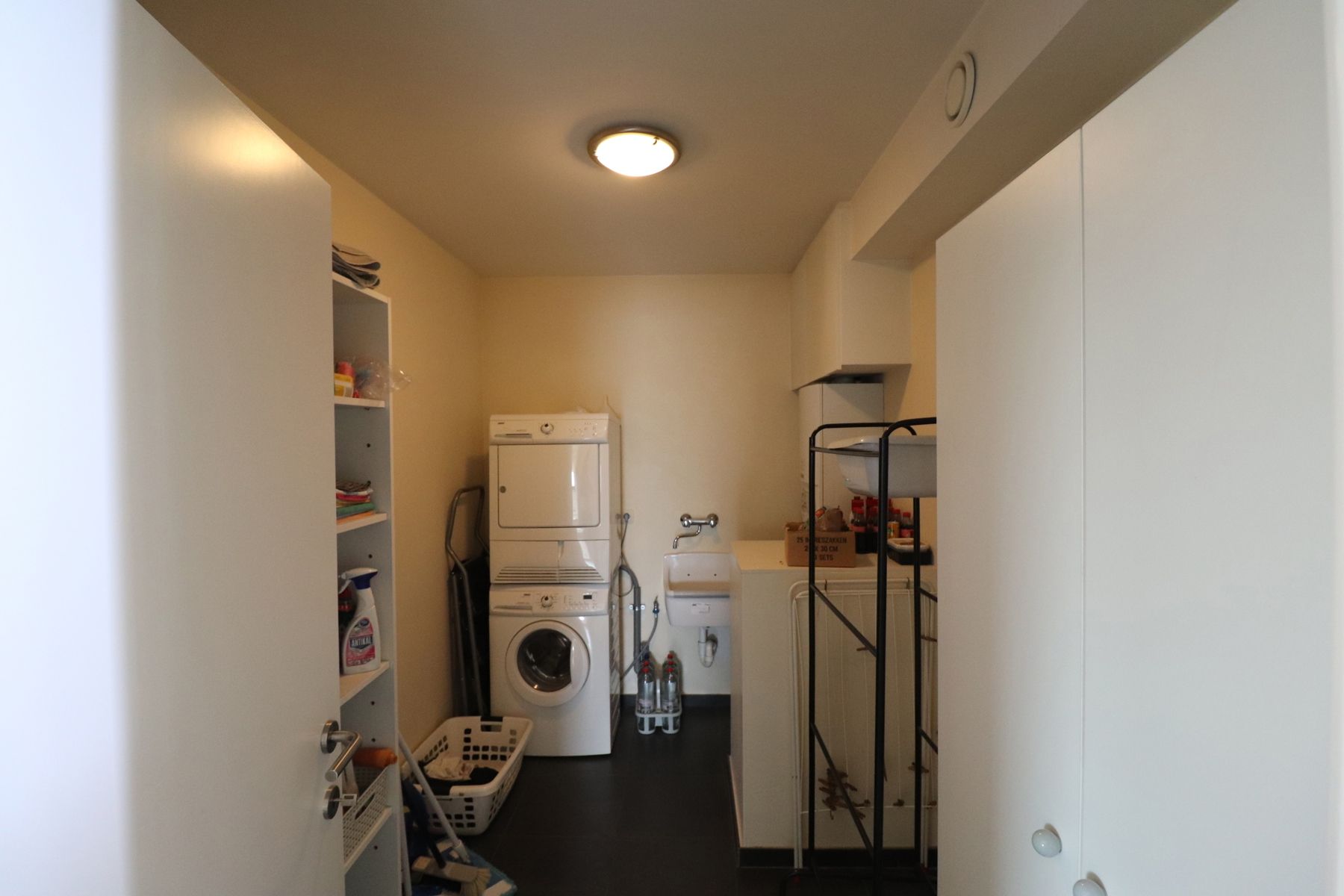 Een appartement met 2 slaapkamers, terras en autostaanplaats in het centrum van Merksplas. foto 9