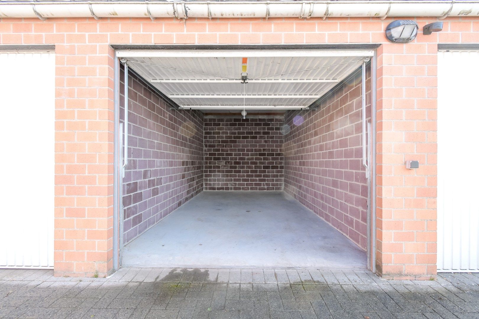 Garage te huur in centrum Torhout! foto {{pictureIndex}}