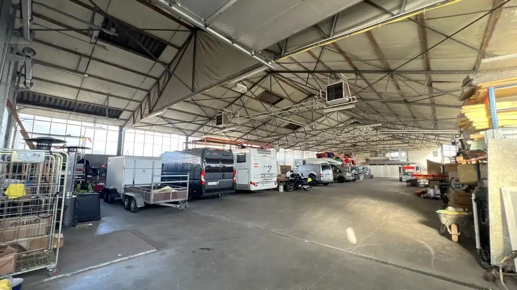 Loods met laadkades en kantoor te huur nabij R4 in Melle foto 4