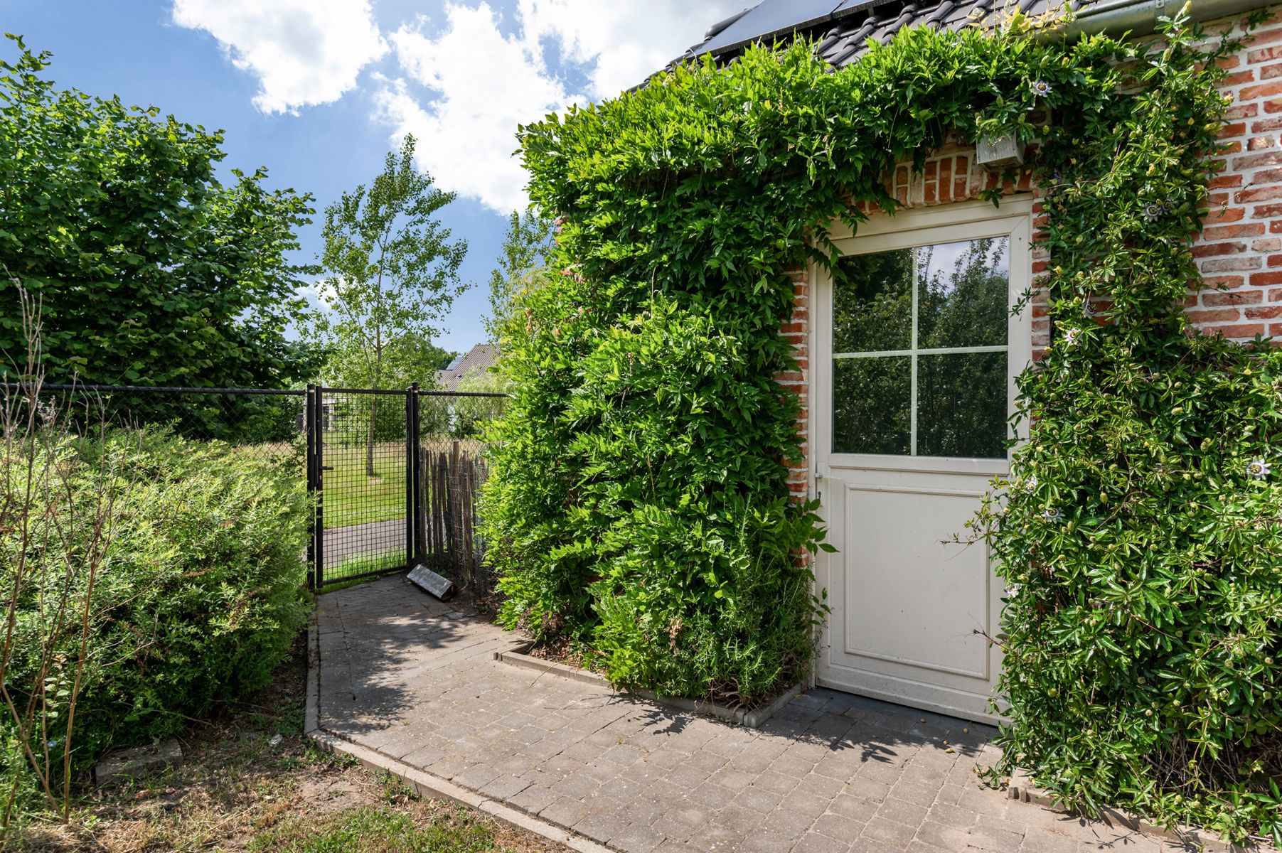 Recente villa met charme op ruime kavel foto 9