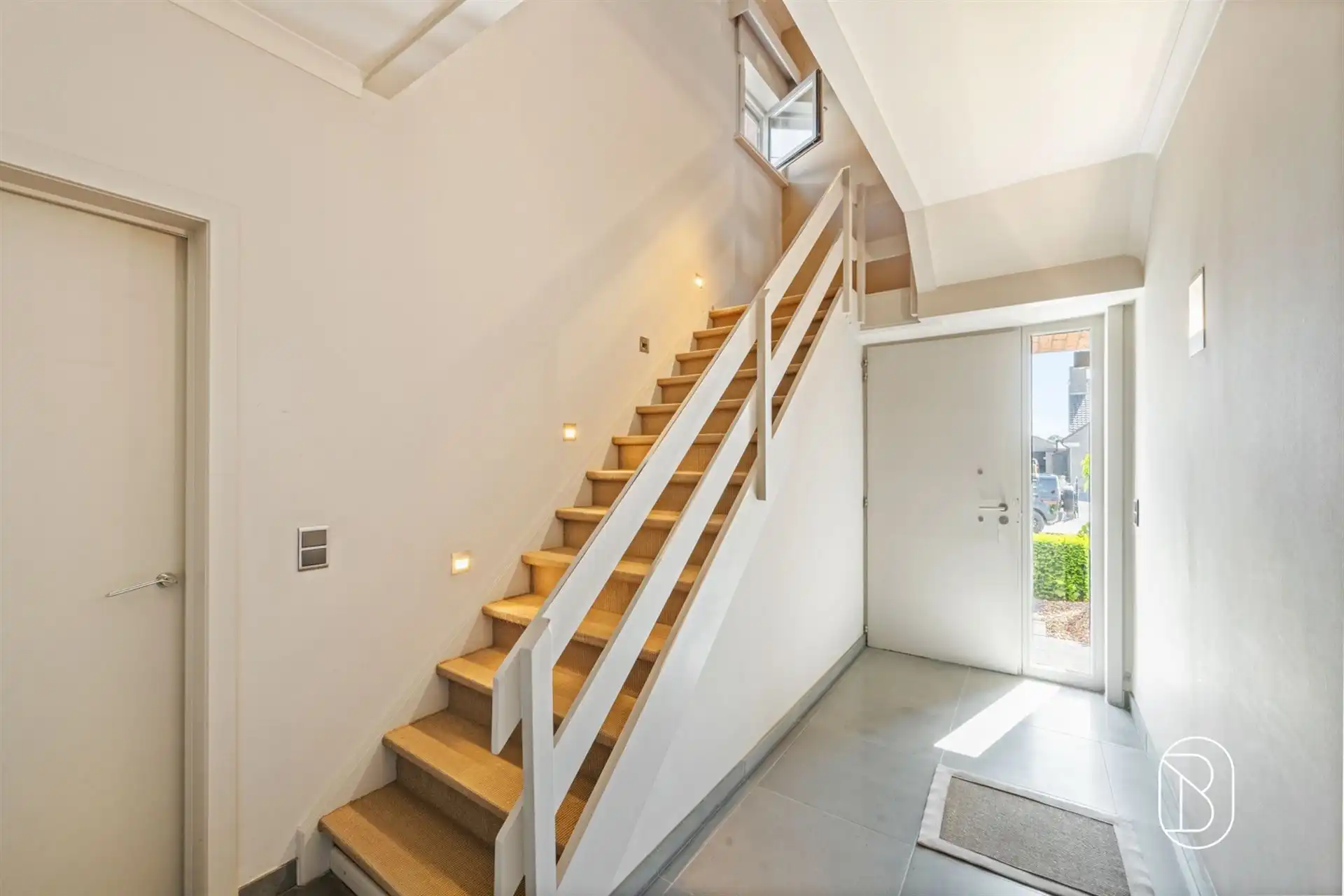 Ruime instapklare gezinswoning met garage en oprit foto 6