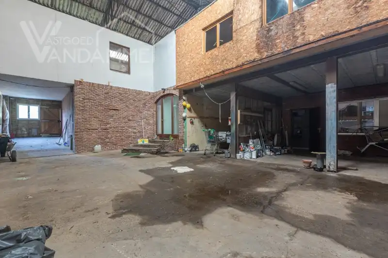 Magazijn/LOFT van +/- 300m² op een totale oppervlakte van 1826m² gelegen in woongebied. Mogelijkheid tot maken van grote loft/ 2 woningen/ ....onder voorbehoud goedkeuring stedenbouw! foto 8