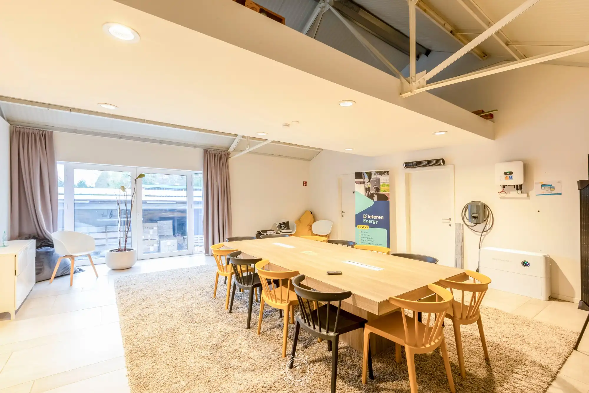 Multifunctioneel kantoorgebouw met magazijnen foto 15