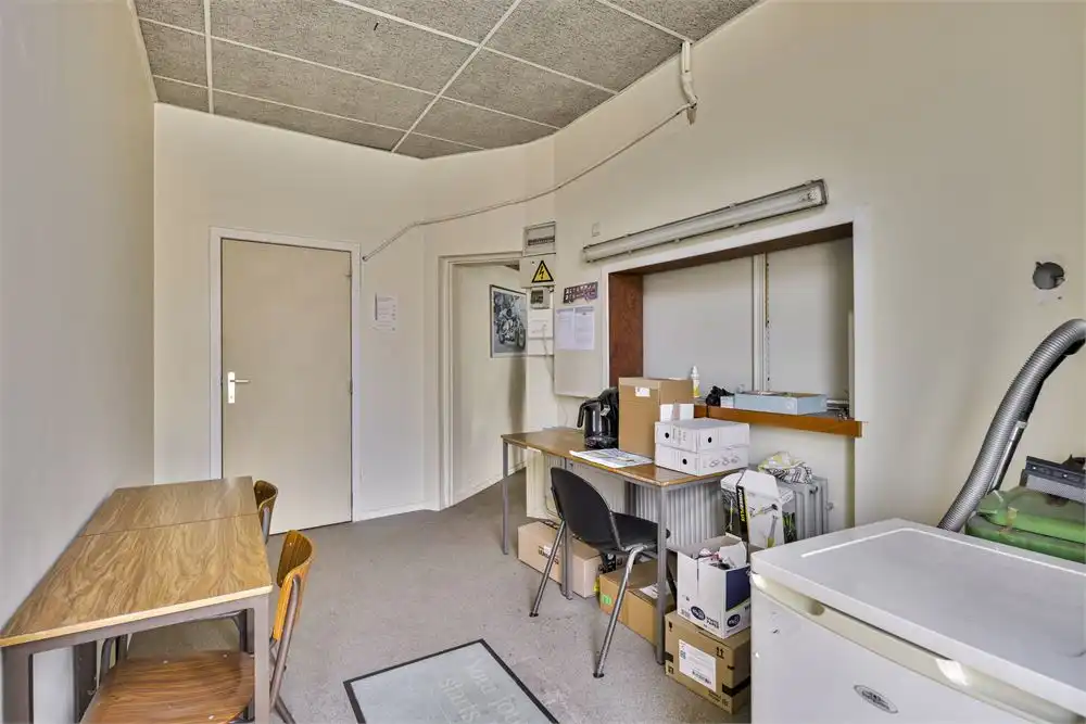 Gelijkvloerse kantoorruimte aan de stadsrand foto 7