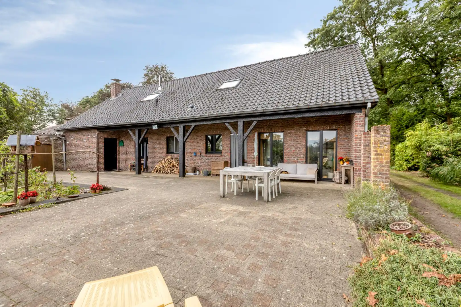 Ruime woning met 5 slpks gelegen op een rustige locatie met een vlotte verbinding naar de omliggende gemeenten !  foto 41