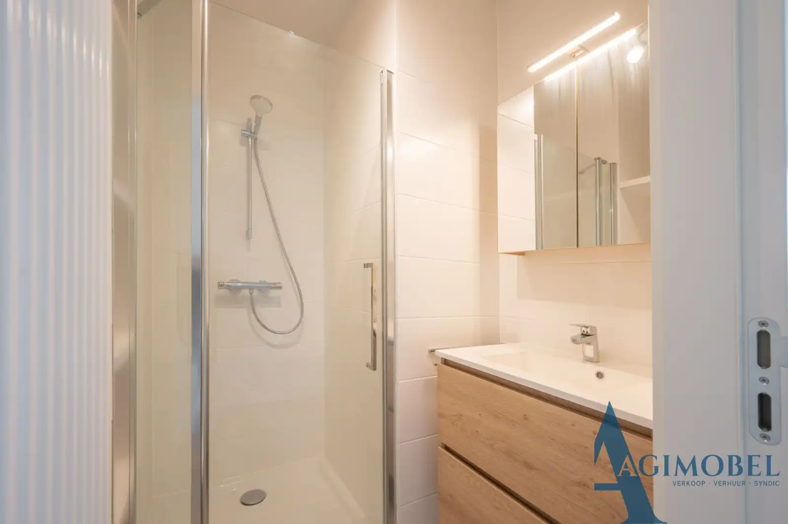 Luxe tweeslaapkamer appartement met licht, ruimte en een vleugje zeezicht op een toplocatie in Knokke. foto 14